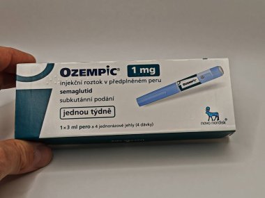 Prag, Çek Cumhuriyeti-8 Nisan 2025: Novo Nordisk tarafından üretilen ve tip 2 diyabet ve kan şekeri kontrolü için kullanılan Ozempic kalem.