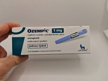 Prag, Çek Cumhuriyeti-8 Nisan 2025: Novo Nordisk tarafından üretilen ve tip 2 diyabet ve kan şekeri kontrolü için kullanılan Ozempic kalem.