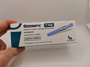 Prag, Çek Cumhuriyeti-8 Nisan 2025: Novo Nordisk tarafından üretilen ve tip 2 diyabet ve kan şekeri kontrolü için kullanılan Ozempic kalem.