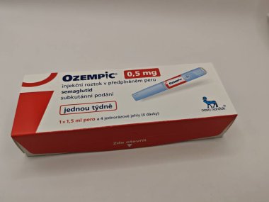 Prag, Çek Cumhuriyeti-8 Nisan 2025: Novo Nordisk tarafından üretilen ve tip 2 diyabet ve kan şekeri kontrolü için kullanılan Ozempic kalem.