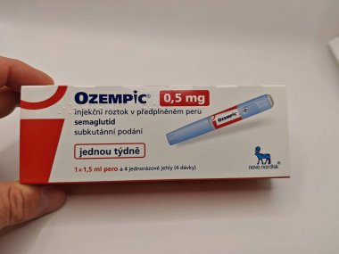 Prag, Çek Cumhuriyeti-8 Nisan 2025: Novo Nordisk tarafından üretilen ve tip 2 diyabet ve kan şekeri kontrolü için kullanılan Ozempic kalem.
