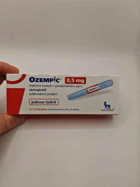 Prag, Çek Cumhuriyeti-8 Nisan 2025: Novo Nordisk tarafından üretilen ve tip 2 diyabet ve kan şekeri kontrolü için kullanılan Ozempic kalem.