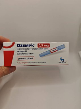 Prag, Çek Cumhuriyeti-8 Nisan 2025: Novo Nordisk tarafından üretilen ve tip 2 diyabet ve kan şekeri kontrolü için kullanılan Ozempic kalem.