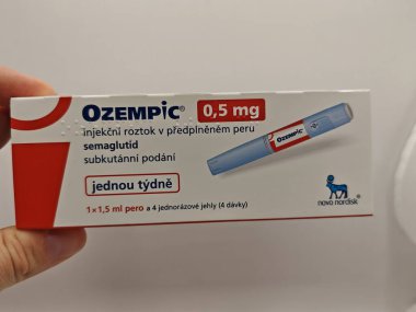 Prag, Çek Cumhuriyeti-8 Nisan 2025: Novo Nordisk tarafından üretilen ve tip 2 diyabet ve kan şekeri kontrolü için kullanılan Ozempic kalem.