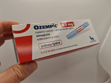 Prag, Çek Cumhuriyeti-8 Nisan 2025: Novo Nordisk tarafından üretilen ve tip 2 diyabet ve kan şekeri kontrolü için kullanılan Ozempic kalem.