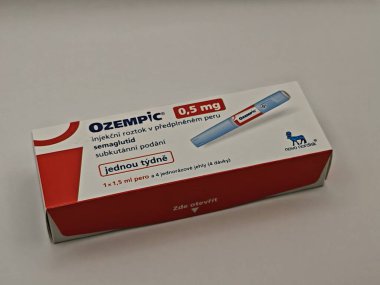 Prag, Çek Cumhuriyeti-8 Nisan 2025: Novo Nordisk tarafından üretilen ve tip 2 diyabet ve kan şekeri kontrolü için kullanılan Ozempic kalem.