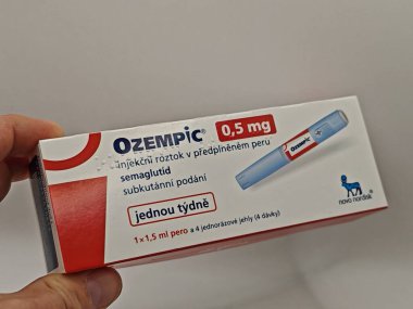 Prag, Çek Cumhuriyeti-8 Nisan 2025: Novo Nordisk tarafından üretilen ve tip 2 diyabet ve kan şekeri kontrolü için kullanılan Ozempic kalem.