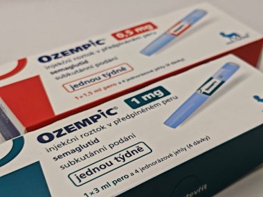 Prag, Çek Cumhuriyeti-8 Nisan 2025: Novo Nordisk tarafından üretilen ve tip 2 diyabet ve kan şekeri kontrolü için kullanılan Ozempic kalem.