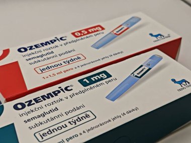 Prag, Çek Cumhuriyeti-8 Nisan 2025: Novo Nordisk tarafından üretilen ve tip 2 diyabet ve kan şekeri kontrolü için kullanılan Ozempic kalem.
