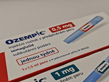 Prag, Çek Cumhuriyeti-8 Nisan 2025: Novo Nordisk tarafından üretilen ve tip 2 diyabet ve kan şekeri kontrolü için kullanılan Ozempic kalem.
