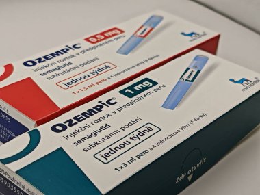 Prag, Çek Cumhuriyeti-8 Nisan 2025: Novo Nordisk tarafından üretilen ve tip 2 diyabet ve kan şekeri kontrolü için kullanılan Ozempic kalem.