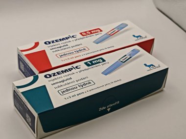 Prag, Çek Cumhuriyeti-8 Nisan 2025: Novo Nordisk tarafından üretilen ve tip 2 diyabet ve kan şekeri kontrolü için kullanılan Ozempic kalem.