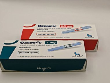 Prag, Çek Cumhuriyeti-8 Nisan 2025: Novo Nordisk tarafından üretilen ve tip 2 diyabet ve kan şekeri kontrolü için kullanılan Ozempic kalem.