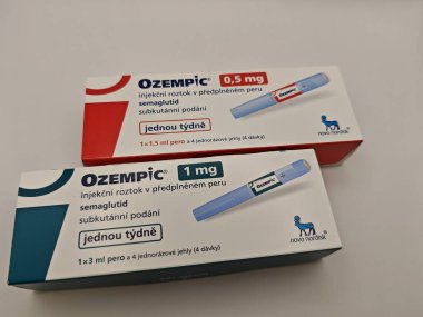 Prag, Çek Cumhuriyeti-8 Nisan 2025: Novo Nordisk tarafından üretilen ve tip 2 diyabet ve kan şekeri kontrolü için kullanılan Ozempic kalem.