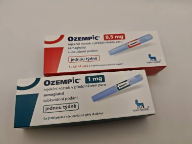 Prag, Çek Cumhuriyeti-8 Nisan 2025: Novo Nordisk tarafından üretilen ve tip 2 diyabet ve kan şekeri kontrolü için kullanılan Ozempic kalem.
