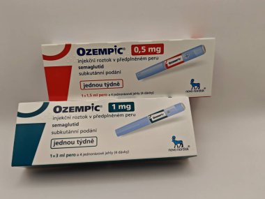 Prag, Çek Cumhuriyeti-8 Nisan 2025: Novo Nordisk tarafından üretilen ve tip 2 diyabet ve kan şekeri kontrolü için kullanılan Ozempic kalem.