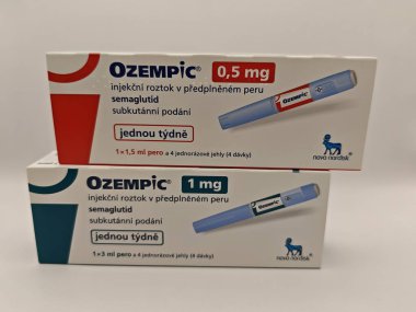 Prag, Çek Cumhuriyeti-8 Nisan 2025: Novo Nordisk tarafından üretilen ve tip 2 diyabet ve kan şekeri kontrolü için kullanılan Ozempic kalem.