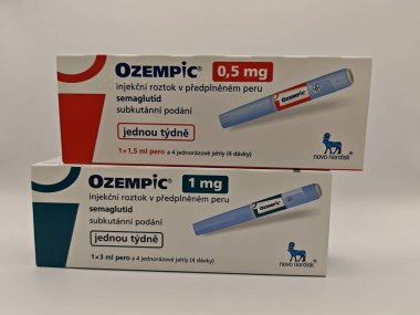 Prag, Çek Cumhuriyeti-8 Nisan 2025: Novo Nordisk tarafından üretilen ve tip 2 diyabet ve kan şekeri kontrolü için kullanılan Ozempic kalem.