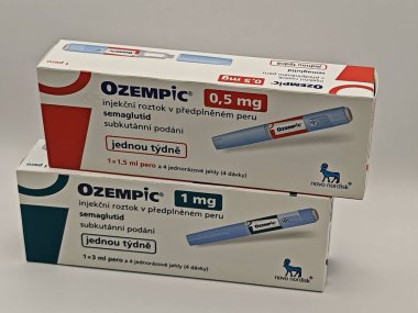 Prag, Çek Cumhuriyeti-8 Nisan 2025: Novo Nordisk tarafından üretilen ve tip 2 diyabet ve kan şekeri kontrolü için kullanılan Ozempic kalem.