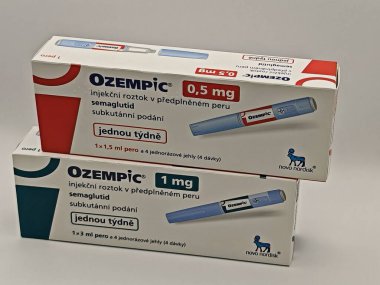 Prag, Çek Cumhuriyeti-8 Nisan 2025: Novo Nordisk tarafından üretilen ve tip 2 diyabet ve kan şekeri kontrolü için kullanılan Ozempic kalem.