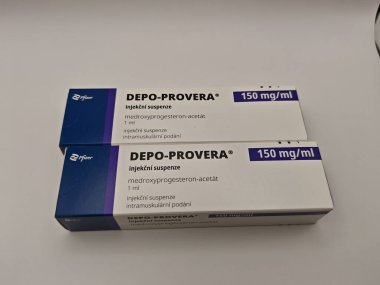 Prag, Çek Cumhuriyeti-9 Mayıs 2025: MEDROXYPROGESTERON aktif maddeyle DEPO-PROVERA ilaç kutusu