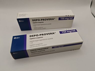 Prag, Çek Cumhuriyeti-9 Mayıs 2025: MEDROXYPROGESTERON aktif maddeyle DEPO-PROVERA ilaç kutusu