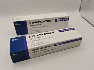 Prag, Çek Cumhuriyeti-9 Mayıs 2025: MEDROXYPROGESTERON aktif maddeyle DEPO-PROVERA ilaç kutusu