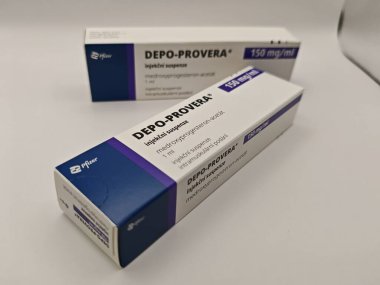 Prag, Çek Cumhuriyeti-9 Mayıs 2025: MEDROXYPROGESTERON aktif maddeyle DEPO-PROVERA ilaç kutusu