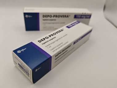Prag, Çek Cumhuriyeti-9 Mayıs 2025: MEDROXYPROGESTERON aktif maddeyle DEPO-PROVERA ilaç kutusu