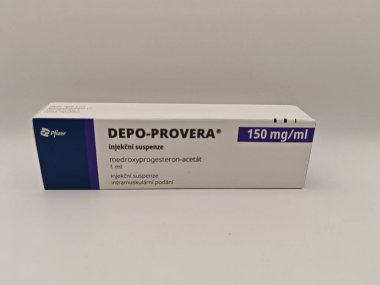 Prag, Çek Cumhuriyeti-9 Mayıs 2025: MEDROXYPROGESTERON aktif maddeyle DEPO-PROVERA ilaç kutusu