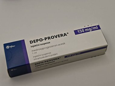 Prag, Çek Cumhuriyeti-9 Mayıs 2025: MEDROXYPROGESTERON aktif maddeyle DEPO-PROVERA ilaç kutusu