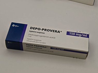 Prag, Çek Cumhuriyeti-9 Mayıs 2025: MEDROXYPROGESTERON aktif maddeyle DEPO-PROVERA ilaç kutusu