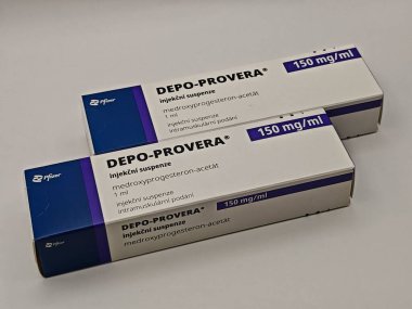 Prag, Çek Cumhuriyeti-9 Mayıs 2025: MEDROXYPROGESTERON aktif maddeyle DEPO-PROVERA ilaç kutusu