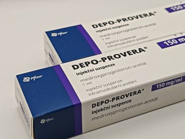 Prag, Çek Cumhuriyeti-9 Mayıs 2025: MEDROXYPROGESTERON aktif maddeyle DEPO-PROVERA ilaç kutusu