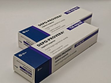 Prag, Çek Cumhuriyeti-9 Mayıs 2025: MEDROXYPROGESTERON aktif maddeyle DEPO-PROVERA ilaç kutusu