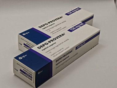 Prag, Çek Cumhuriyeti-9 Mayıs 2025: MEDROXYPROGESTERON aktif maddeyle DEPO-PROVERA ilaç kutusu