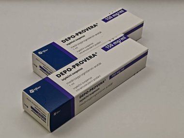 Prag, Çek Cumhuriyeti-9 Mayıs 2025: MEDROXYPROGESTERON aktif maddeyle DEPO-PROVERA ilaç kutusu