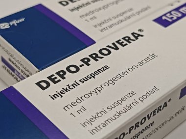 Prag, Çek Cumhuriyeti-9 Mayıs 2025: MEDROXYPROGESTERON aktif maddeyle DEPO-PROVERA ilaç kutusu
