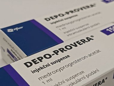 Prag, Çek Cumhuriyeti-9 Mayıs 2025: MEDROXYPROGESTERON aktif maddeyle DEPO-PROVERA ilaç kutusu