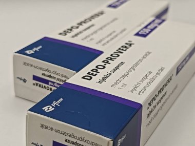 Prag, Çek Cumhuriyeti-9 Mayıs 2025: MEDROXYPROGESTERON aktif maddeyle DEPO-PROVERA ilaç kutusu