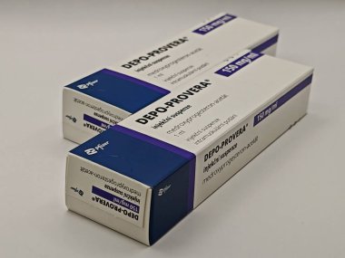 Prag, Çek Cumhuriyeti-9 Mayıs 2025: MEDROXYPROGESTERON aktif maddeyle DEPO-PROVERA ilaç kutusu