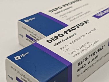 Prag, Çek Cumhuriyeti-9 Mayıs 2025: MEDROXYPROGESTERON aktif maddeyle DEPO-PROVERA ilaç kutusu