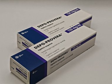 Prag, Çek Cumhuriyeti-9 Mayıs 2025: MEDROXYPROGESTERON aktif maddeyle DEPO-PROVERA ilaç kutusu