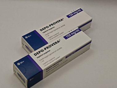 Prag, Çek Cumhuriyeti-9 Mayıs 2025: MEDROXYPROGESTERON aktif maddeyle DEPO-PROVERA ilaç kutusu