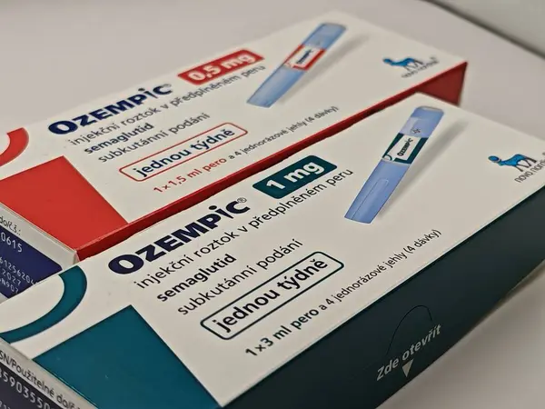Prag, Çek Cumhuriyeti-8 Nisan 2025: Novo Nordisk tarafından üretilen ve tip 2 diyabet ve kan şekeri kontrolü için kullanılan Ozempic kalem.