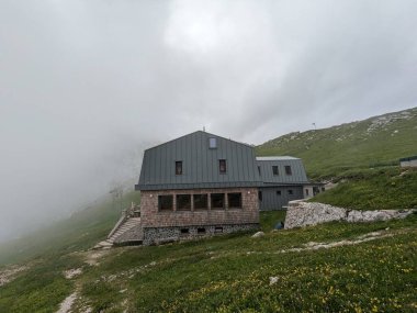Slovenya 'nın Logar vadisinde Kamisko sedlo' da bulunan Kaminsk koca dağ kulübesi dağcılara ve dağcılara hizmet veriyor..