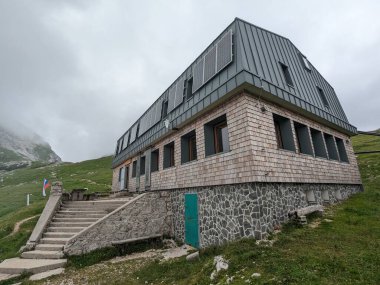 Slovenya 'nın Logar vadisinde Kamisko sedlo' da bulunan Kaminsk koca dağ kulübesi dağcılara ve dağcılara hizmet veriyor..