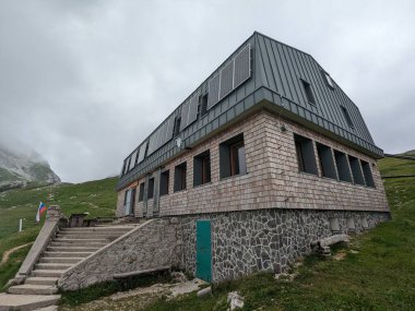 Slovenya 'nın Logar vadisinde Kamisko sedlo' da bulunan Kaminsk koca dağ kulübesi dağcılara ve dağcılara hizmet veriyor..