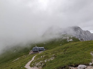 Slovenya 'nın Logar vadisinde Kamisko sedlo' da bulunan Kaminsk koca dağ kulübesi dağcılara ve dağcılara hizmet veriyor..