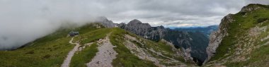 Slovenya 'nın Logar vadisinde Kamisko sedlo' da bulunan Kaminsk koca dağ kulübesi dağcılara ve dağcılara hizmet veriyor..